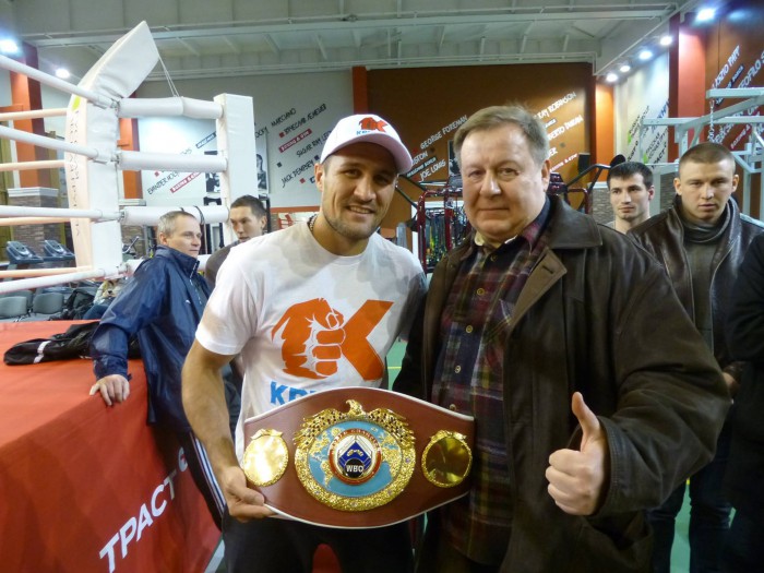 Sergey_Kovalev_boxer_with_fan