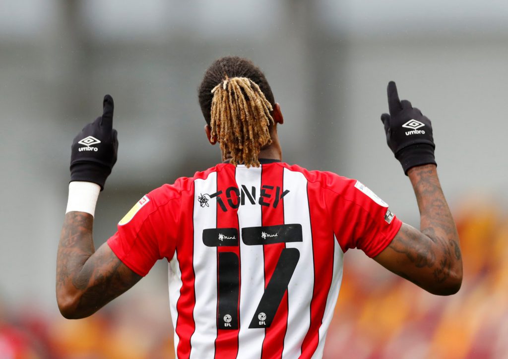 Striker Brentford Ivan Toney merayakannya